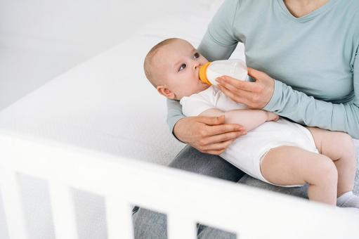 抱っこされミルクを飲んでいる赤ちゃん 抱っこされミルクを飲んでいる赤ちゃん 赤ちゃん,飲む,ミルクの写真素材