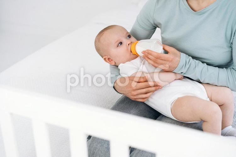 抱っこされミルクを飲んでいる赤ちゃん 赤ちゃん,飲む,ミルクの写真素材