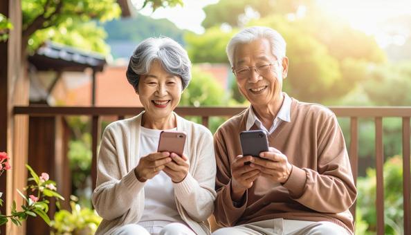 スマホを楽しむシニア夫婦 スマホを楽しむシニア夫婦の写真