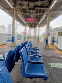 東武アーバンパーク ライン 船橋駅ホーム 東武電車駅,ホーム,座席の写真素材