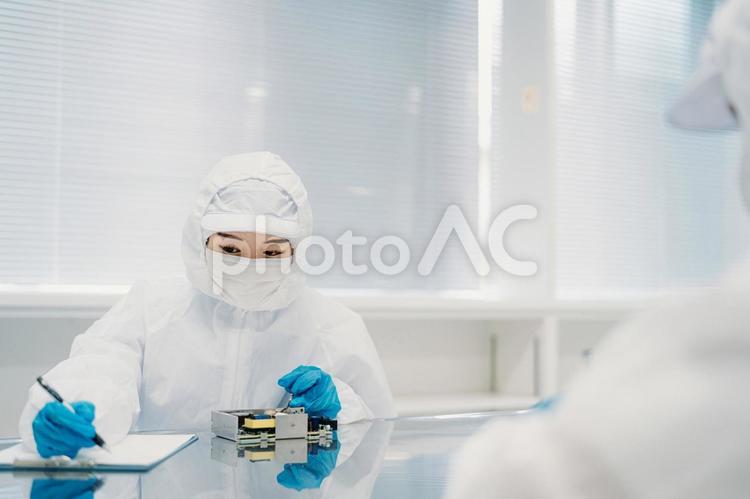 精密機器を扱う作業員の女性（勉強） 工場,製造業,精密機器の写真素材