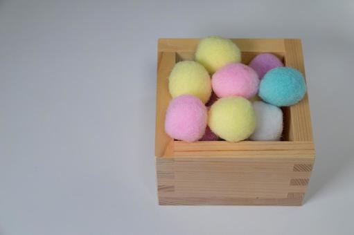 優しい色合いの毛糸玉が詰まった木製の枡 枡,毛糸玉,カラフルの写真素材