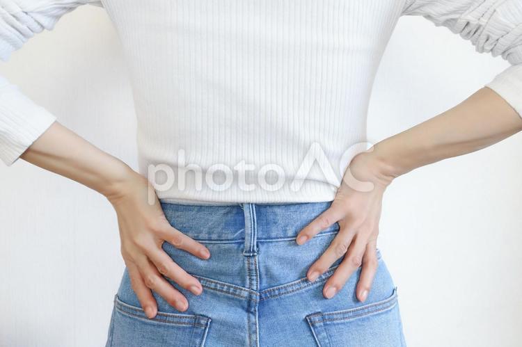 腰を押さえる女性　腰痛イメージ 腰の痛み,腰痛,女性の写真素材