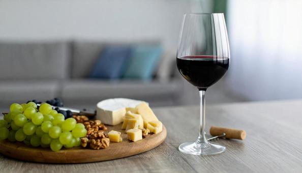 チーズの盛り合わせ、果物とナッツの写真