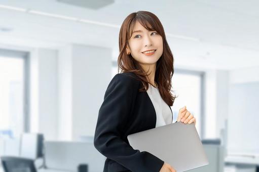 パソコンを持つ女性・ビジネスウーマン 女性,パソコン,笑顔の写真素材