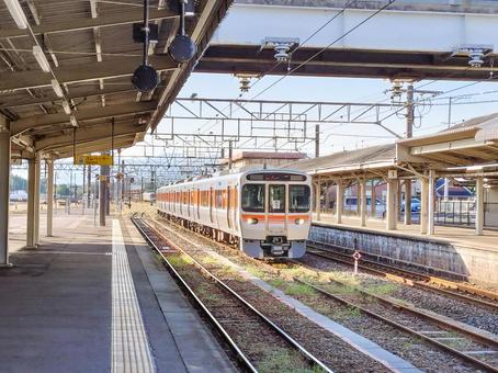 JR関西本線・紀勢本線「亀山駅」と車両 亀山駅,関西本線,紀勢本線の写真素材