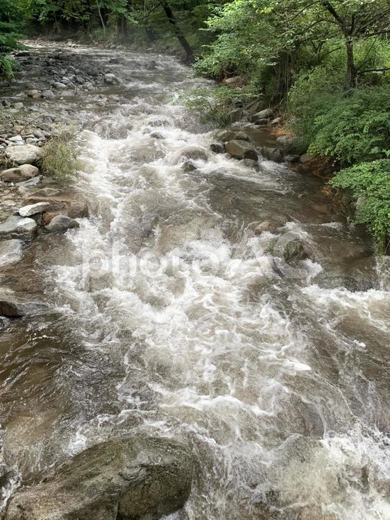 台風後の山の川・Ｅ 川,濁流,豪雨の写真素材