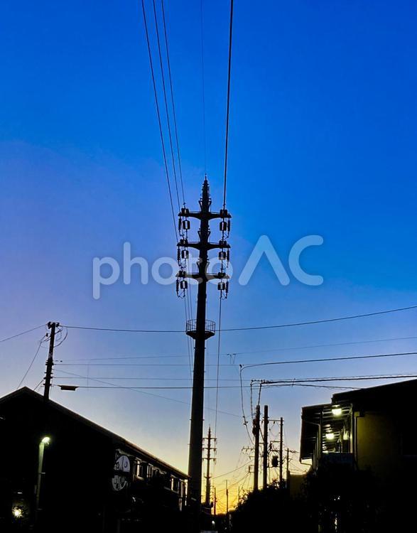 住宅街と高圧電線の鉄塔 住宅街,高圧電線,鉄塔の写真素材