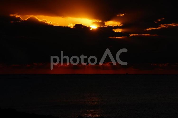 ＜五島夜明け＞鐙瀬溶岩海岸の日の出と水光 風景,空,海の写真素材