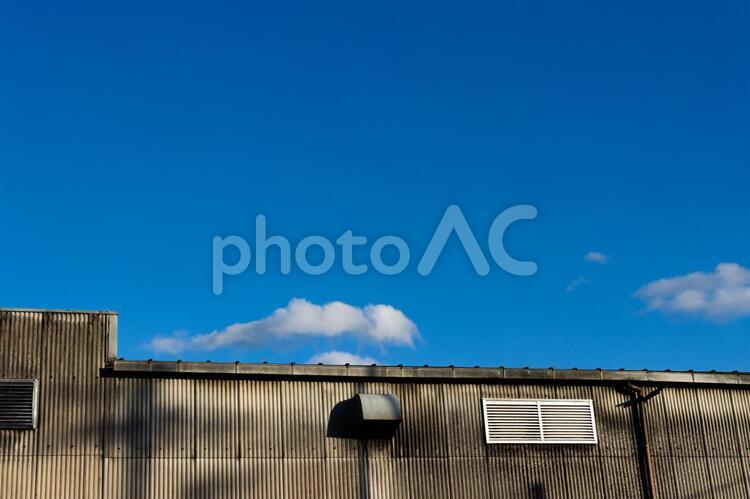 【スナップ写真】工場の屋根と空【背景素材】 背景,青空,ビジネスの写真素材