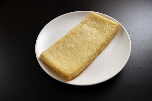 油揚げの一枚盛り付け 油揚げの一枚盛り付け 油揚げ,揚げ物,豆腐の写真素材