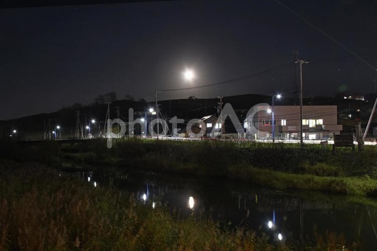 月下の重機 月,夜空,シルエットの写真素材