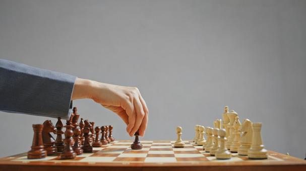 チェスをしている横向きの女性の手(グレー背景) チェスをしている横向きの女性の手(グレー背景) チェス,女性,30代の写真素材