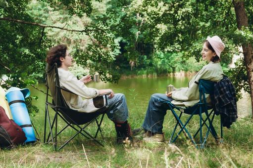 湖畔で向き合う男女 男女,外国人,キャンプの写真素材