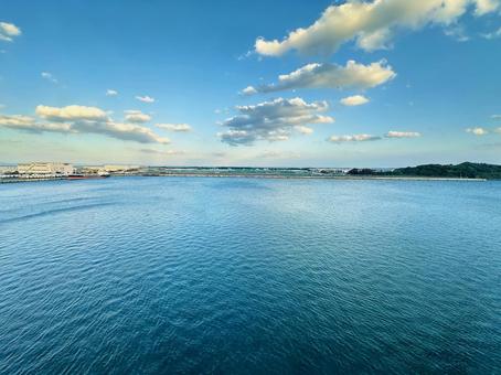 秋の空と海の写真