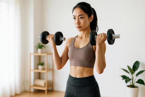 ダンベルを持ち上げる女性 ダンベルを持ち上げる女性の写真