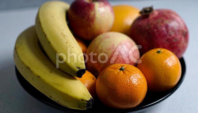 皿の上のいろんな果物の盛り合わせ 果物,フルーツ,りんごの写真素材
