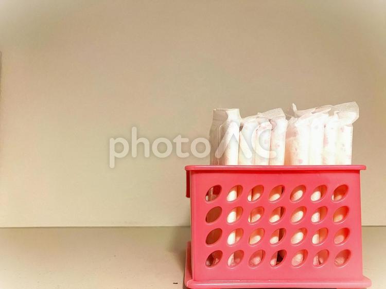 トイレの棚にある生理用品 生理用品,ナプキン,衛生用品の写真素材