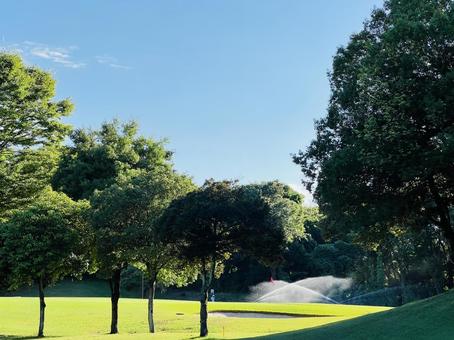 ゴルフ場のスプリンクラー散水風景 ゴルフ場のスプリンクラー散水風景 ゴルフ,おおむらさきゴルフ俱楽部,ゴルフ場の写真素材