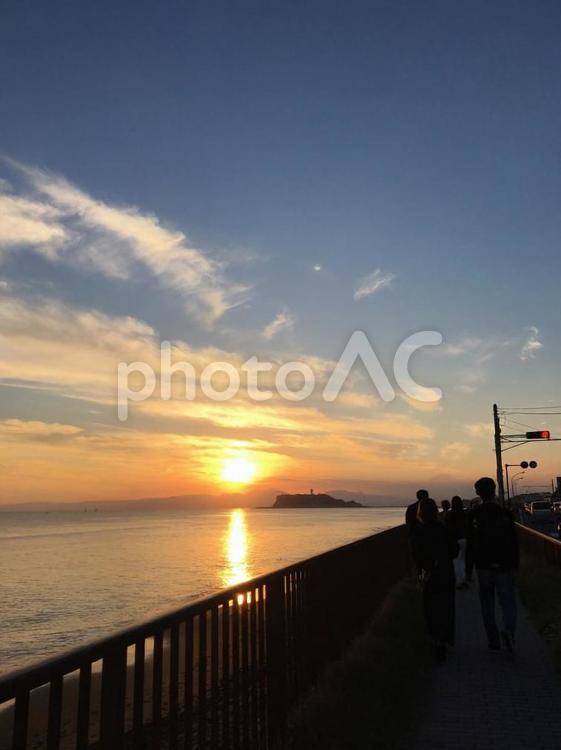 江の島越しに沈む夕日 日本,屋外,反射の写真素材