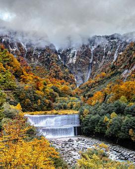三段紅葉 紅葉,雪,新緑の写真素材