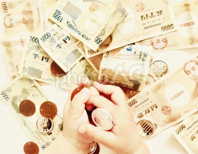 おもちゃのお金と子供の手 お金,紙幣,収入の写真素材