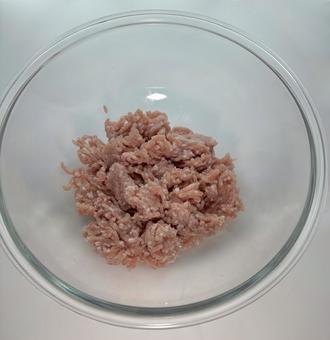 ガラスボウルに入ったひき肉 ガラスボウルに入ったひき肉の写真