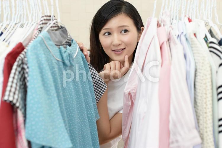 洋服のコーディネートを楽しむ女性 女性,主婦,おしゃれの写真素材