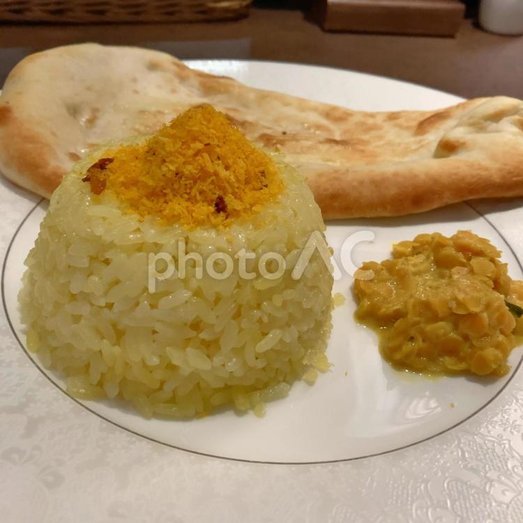 ライスとナン〜カレーのお供 ナン,サフランライス,ライスの写真素材