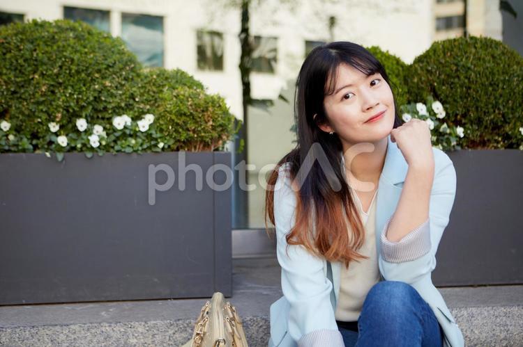 道の脇の段に座る日本人女性3 女性,日本人,アジア人の写真素材