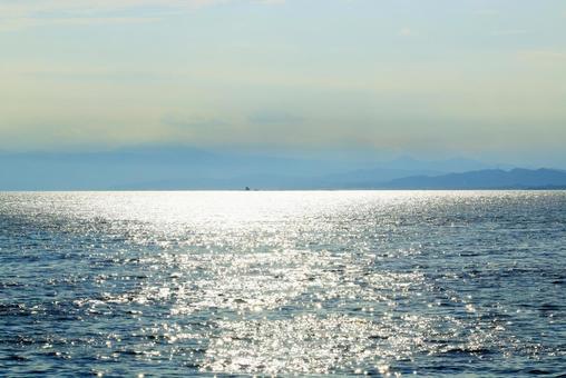水平線と煌めく海 水平線と煌めく海 人物,ジェットスキー,遊ぶ人の写真素材