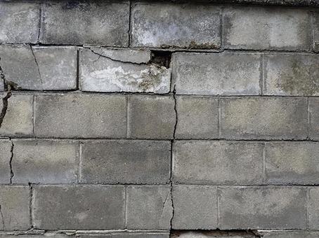 ボロいブロック塀の写真