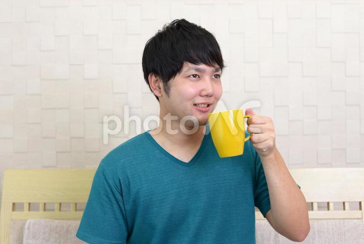 珈琲を飲み寛ぐ男性 男性,男,珈琲の写真素材