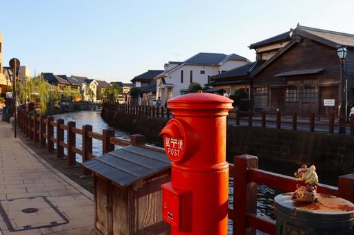 水路と古い町並みとレトロなポスト 水路と古い町並みとレトロなポストの写真