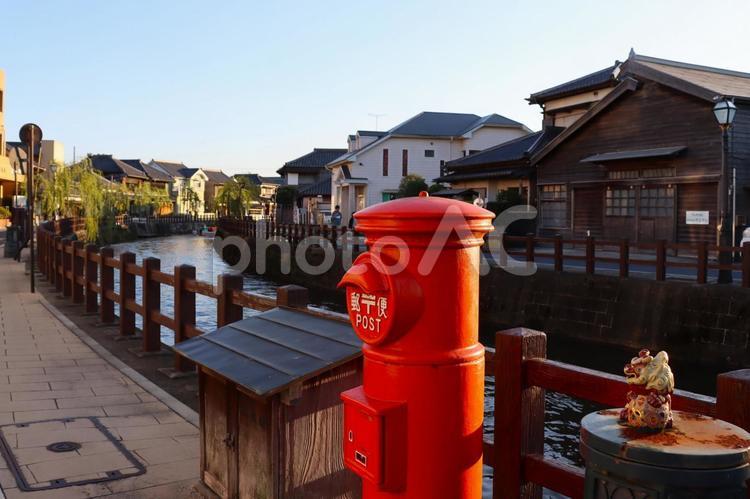 水路と古い町並みとレトロなポスト 郵便ポスト,レトロ,ノスタルジックの写真素材