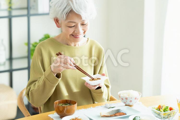 朝食で納豆を食べるシニアの女性 納豆,朝食,食事の写真素材