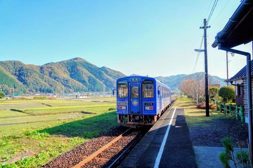 鳥取の若桜鉄道を走る「昭和号」 鳥取の若桜鉄道を走る「昭和号」 鉄道,若桜鉄道,昭和号の写真素材