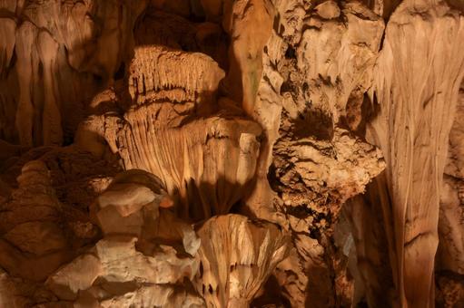 独特な岩の形が並ぶ鍾乳洞内部 石灰岩,洞窟,美しいの写真素材