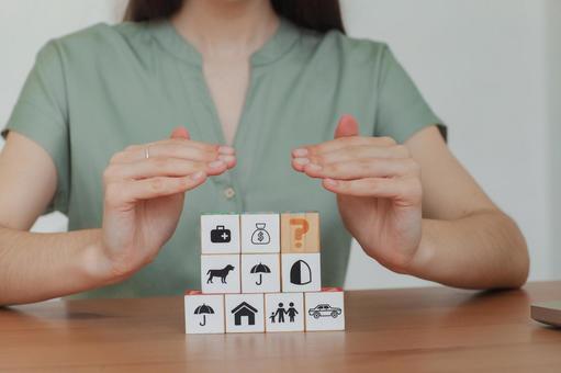 キューブを覆う女性スタッフの手元の写真