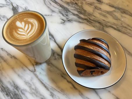 カフェラテ_パン・オ・ショコラ 朝食,カフェ,パンの写真素材