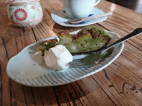 抹茶と栗のタルトケーキ(生クリームのせ) 抹茶,栗,タルトの写真素材