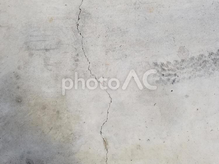 ひび割れたコンクリートの地面にタイヤ痕 ひび割れ,割れ目,コンクリートの写真素材