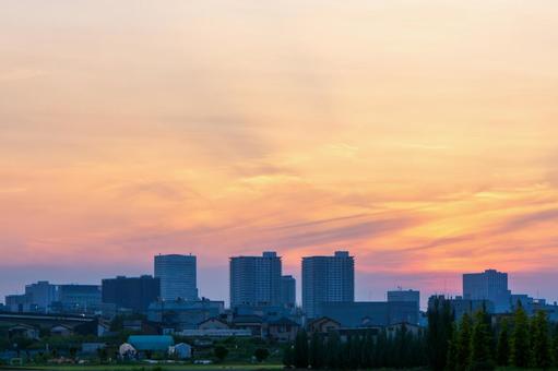 夕暮れ空に包まれたさいたま新都心 夕暮れ空に包まれたさいたま新都心 夕焼け,マジックアワー,シルエットの写真素材