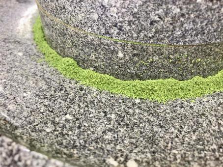 茶葉を挽く石臼 茶葉を挽く石臼 抹茶,石臼,茶葉の写真素材