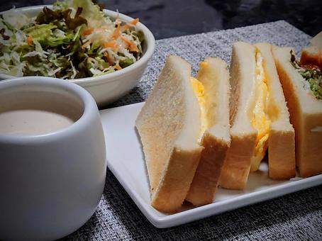 サンドイッチとコーヒー たまごサンド,パン,ハンバーグサンドの写真素材