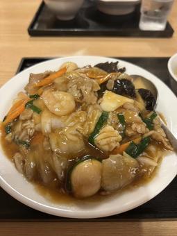 海鮮たっぷり中華丼 海鮮たっぷり中華丼の写真