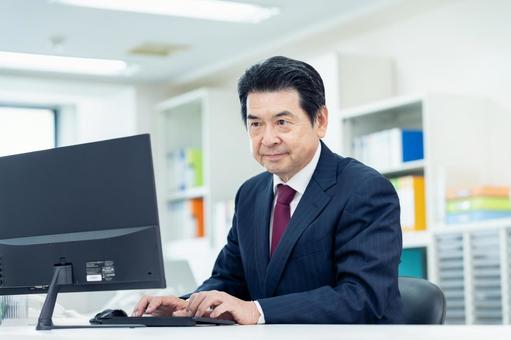 オフィスで働くビジネスマン オフィスで働くビジネスマン ビジネスマン,ビジネス,シニアの写真素材