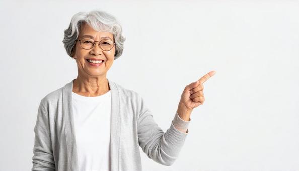 指を指す 日本人のシニア女性 指を指す 日本人のシニア女性の写真