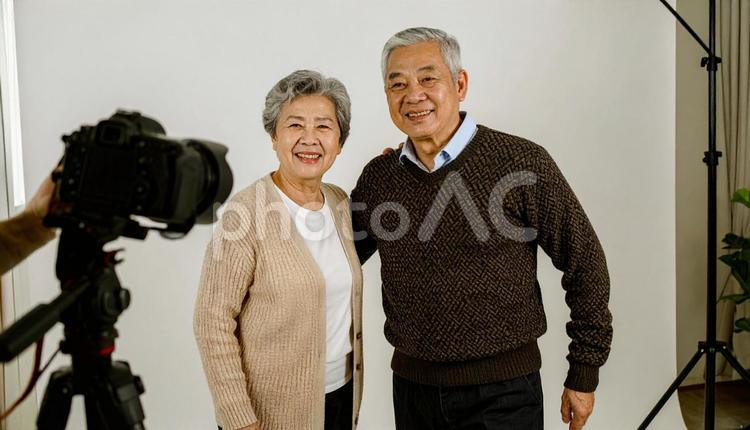 カメラマンから写真撮影されるシニア夫婦 写真撮影,シニア,おじいちゃんの写真素材
