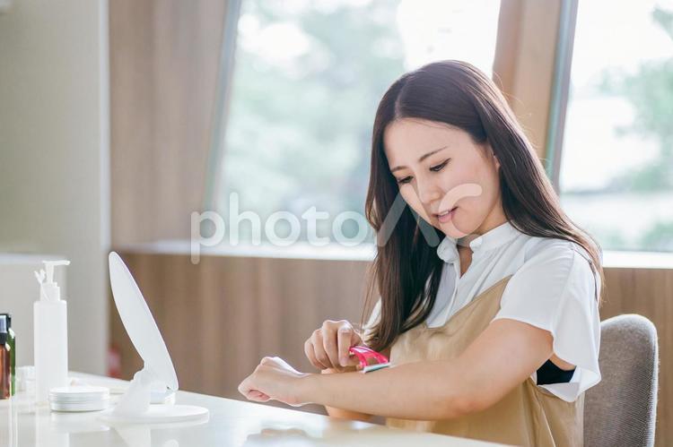 カミソリを使う女性（腕） ムダ毛剃り,剃毛,むだ毛処理の写真素材